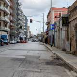 Da qui in poi, sino all�incrocio con via Amendola, via Oberdan cambia un po� aspetto, almeno sulla sinistra dove dominano palazzi moderni ed esercizi commerciali